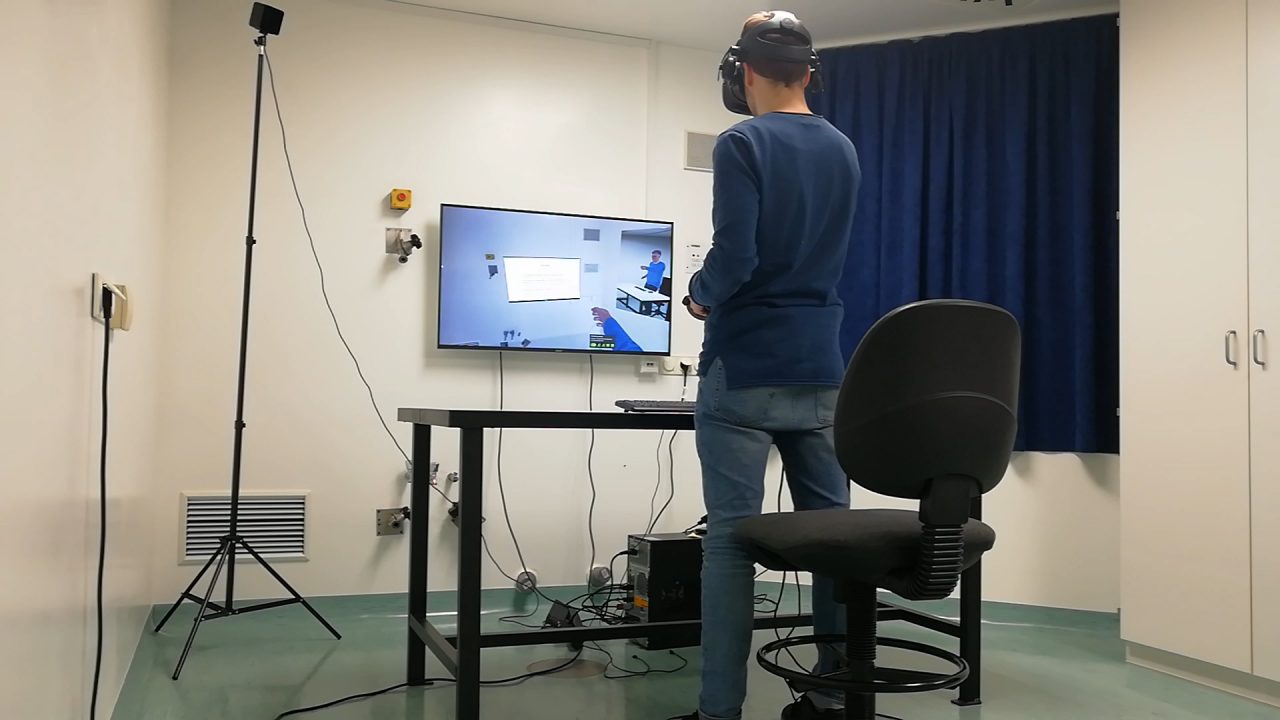 Virtual Reality Forschung in der Anwendung. Nutzer im realen Labor befindet sich virtuell im digitalen Zwilling und führt virtuell Online-Tests durch